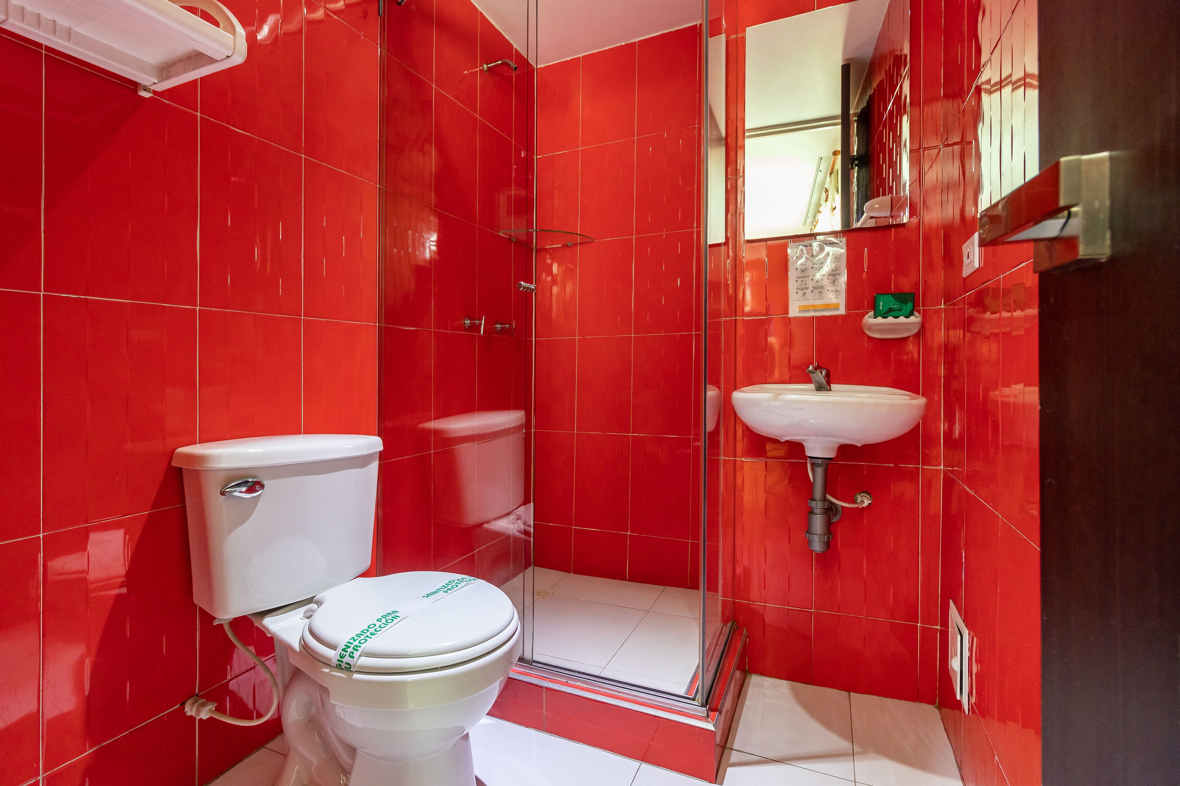 standard double room | bathroom | shower, free toiletries, towels