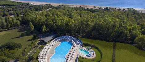 2 piscines extérieures, parasols de plage, chaises longues