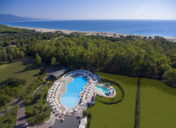 2 outdoor pools, pool umbrellas, sun loungers - Sibari Green Resort (Cassano allo Ionio)