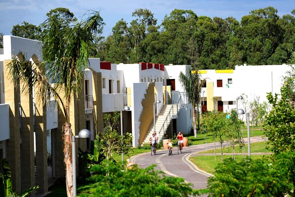 A residential area with modern architecture, a curved pathway, and greenery. - Sibari Green Resort (Cassano allo Ionio)