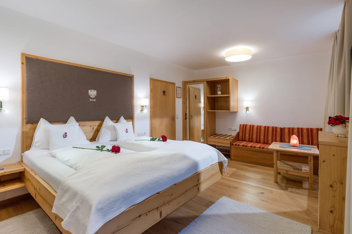 Studio, Non Smoking, Kitchen | Hypo-allergenic bedding, in-room safe, individually decorated