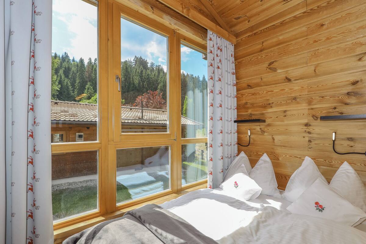 traditional chalet, 2 bedrooms, pool access, mountain view (140 m2) | hypo-allergenic bedding, in-room safe, individually decorated