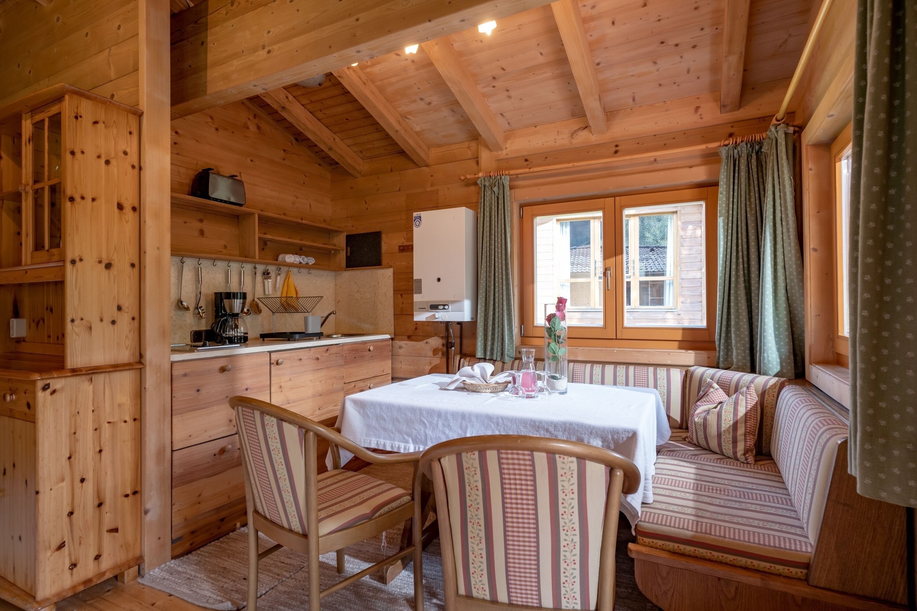 deluxe apartment, mountain view, garden area (or bungalow) | in-room dining