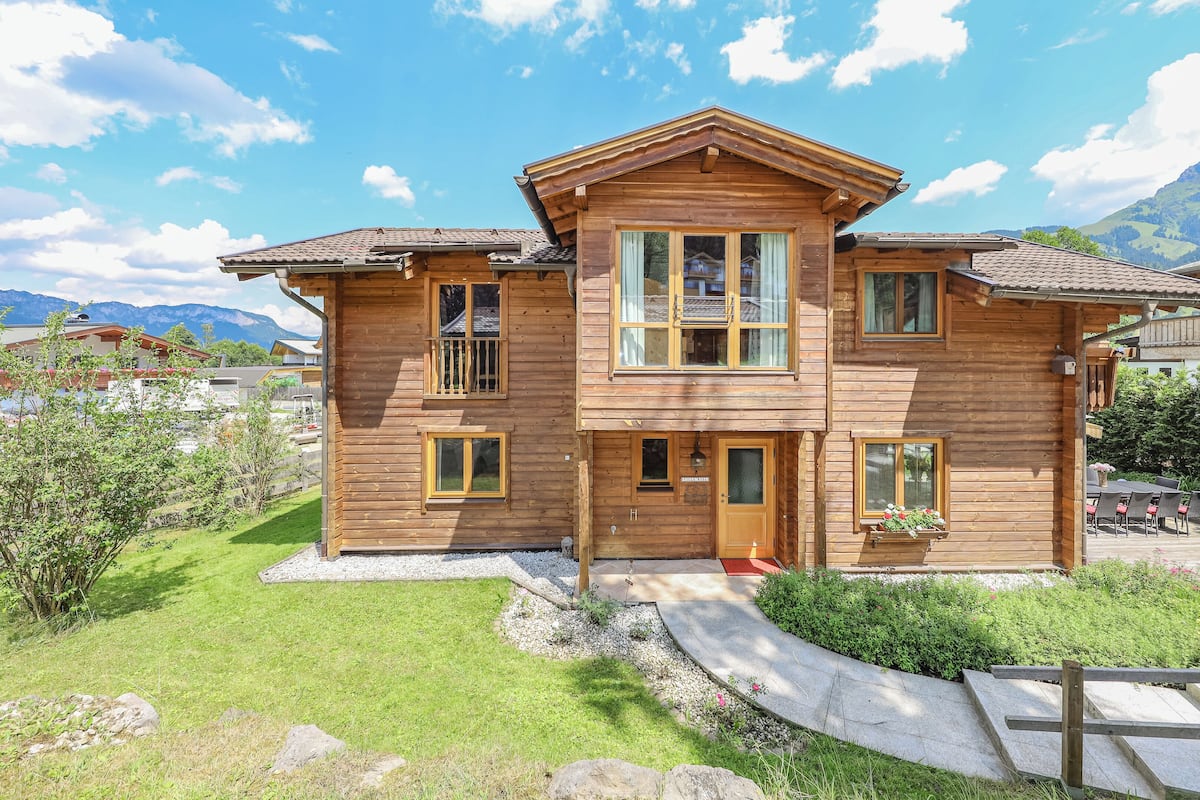 Traditional Chalet, 2 Bedrooms, Pool Access, Mountain View (140 m2) | Hypo-allergenic bedding, in-room safe, individually decorated