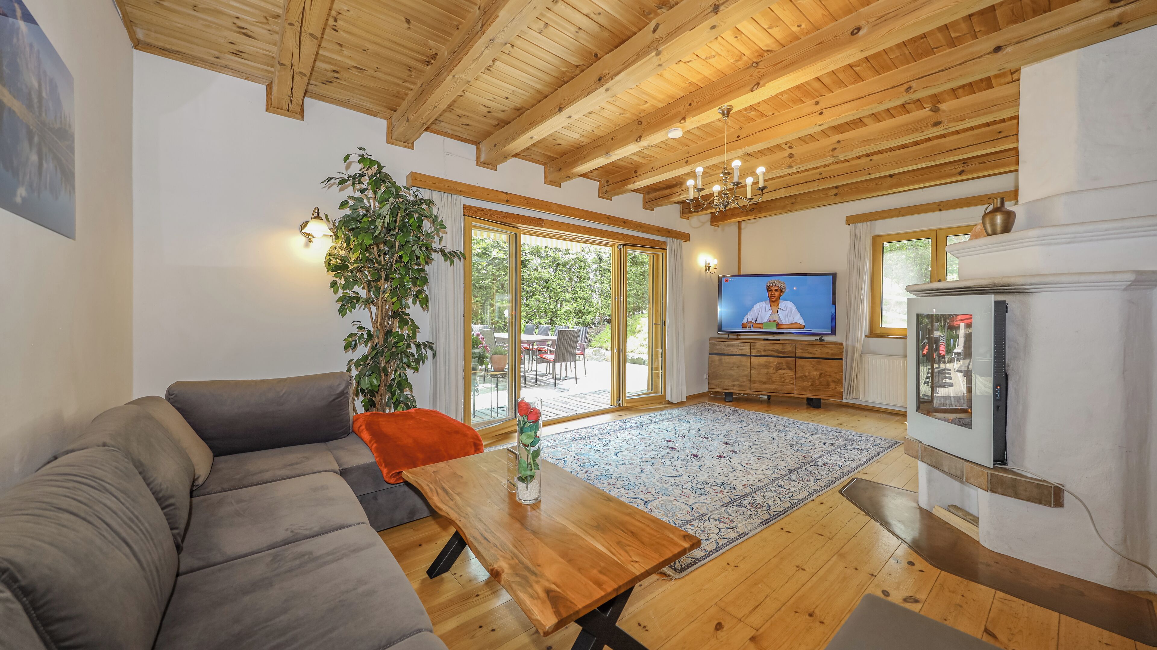 Traditionel alpehytte - 2 soveværelser - adgang til pool - bjergudsigt (140 m2) | Opholdsområde | 75-centimeters fladskærms-tv med satellitkanaler, tv, bordtennisbord