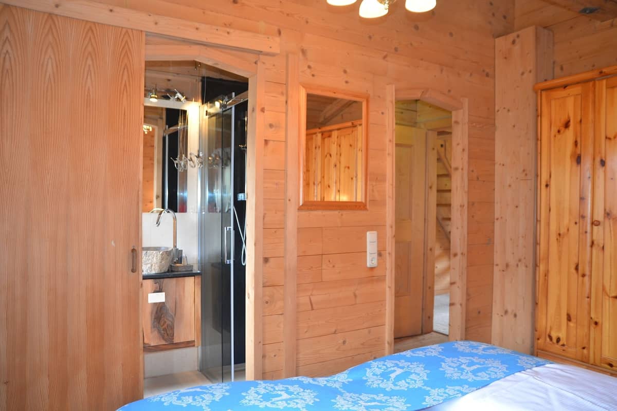 Comfort-Haus | Allergikerbettwaren, Zimmersafe, individuell dekoriert