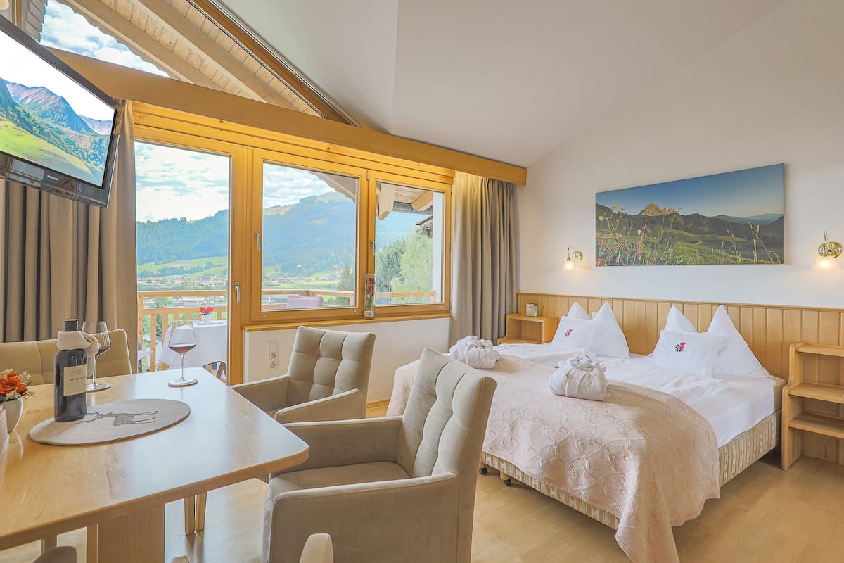 hypo-allergenic bedding, in-room safe, individually decorated