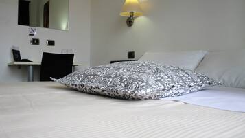 Double or Twin Room | Peralatan tempat tidur premium, gebar bulu kapas, tilam berlapik