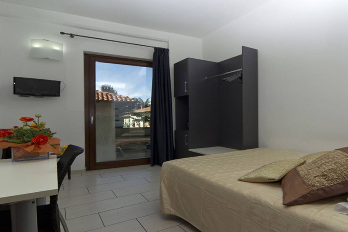 Premium bedding, down duvets, pillow-top beds, minibar