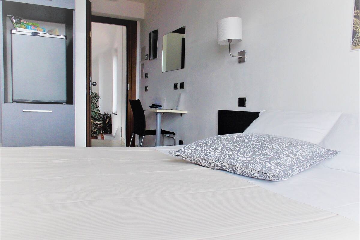 double room single use | premium bedding, down duvets, pillow-top beds, minibar