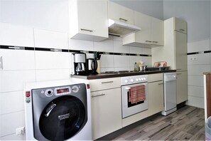 ตู้เย็นขนาดใหญ่, ไมโครเวฟ, เตาประกอบอาหาร, เครื่องล้างจาน