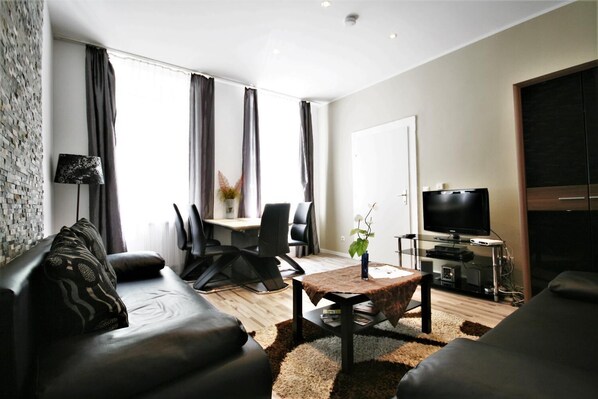 ทีวีจอแบน 32 นิ้ว พร้อมช่องเคเบิล, ทีวีจอแอลอีดี, เครื่องเล่นดีวีดี