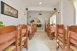 Daily continental breakfast for a fee - Zeus Hotel (Naxos)