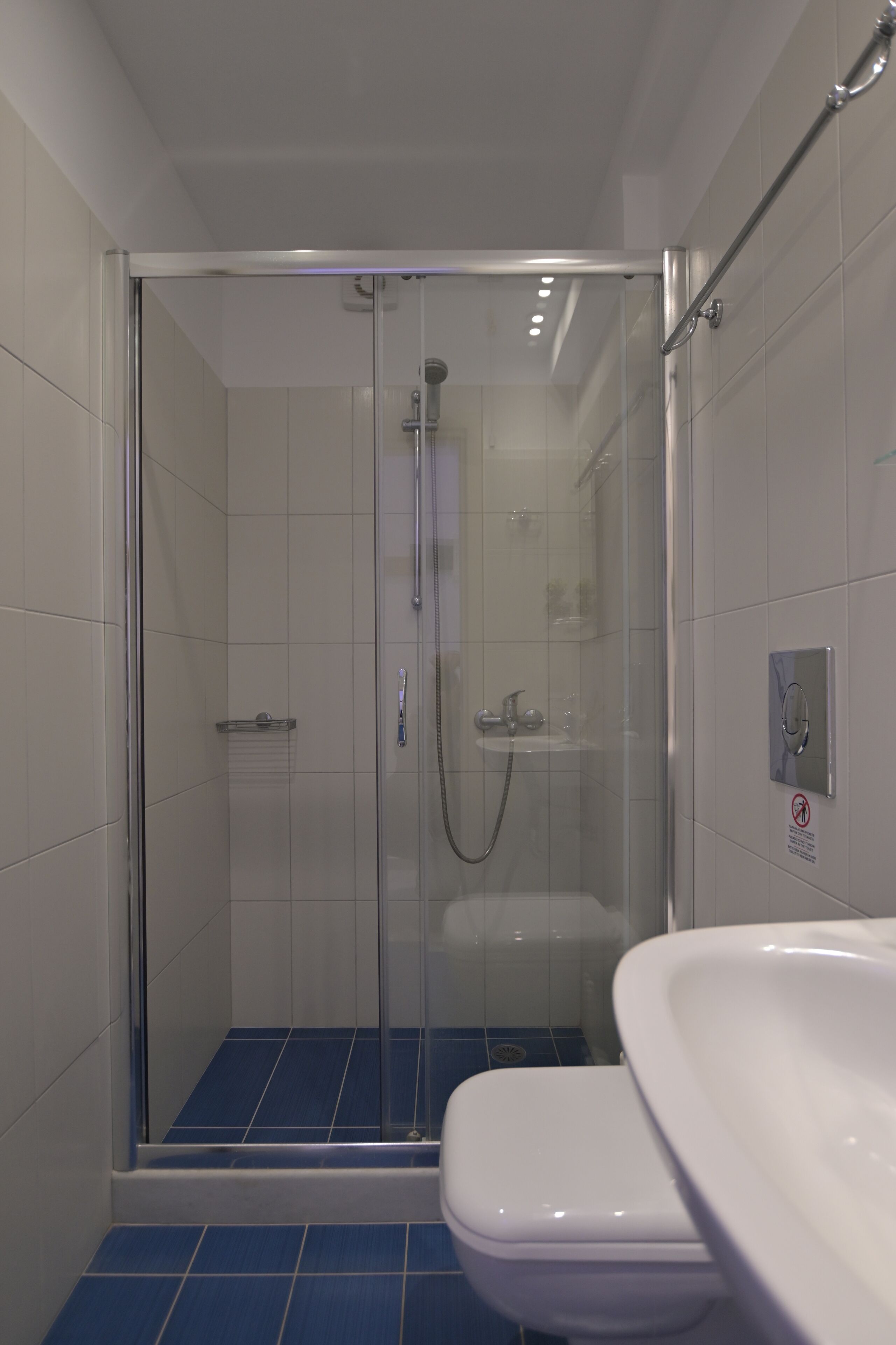 standard single room | bathroom | hair dryer, towels