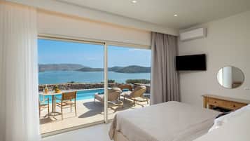Spinalonga Suite with Private pool and Sea view | 1 slaapkamer, een kluis op de kamer, individueel gedecoreerd