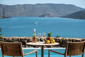 Spinalonga Suite with Private pool and Sea view | 1 chambre, coffres-forts dans les chambres, décoration personnalisée
