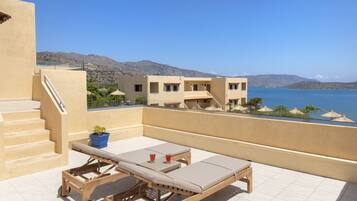Deluxe Studio with Panoramic Sea View | 1 camera, una cassaforte in camera, con stile personalizzato