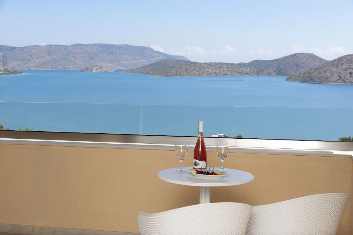 Deluxe One Bedroom Apartment with Panoramic Sea View | 1 soverom, safe på rommet, blendingsgardiner og lydisolert