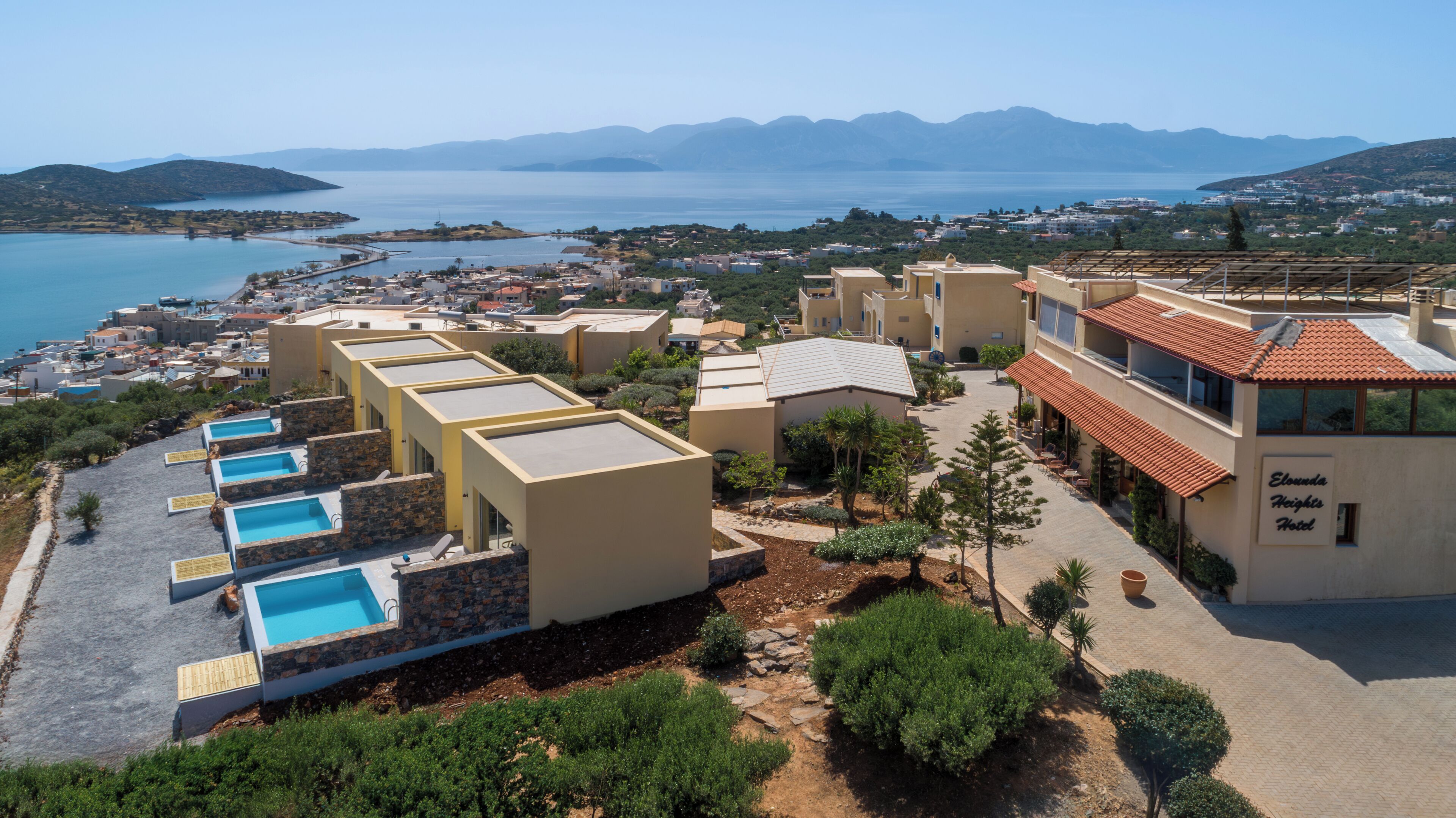 Un hôtel doté de plusieurs piscines, d’une cour intérieure et offrant une vue sur la mer et les montagnes.