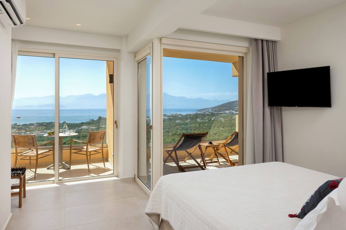 Deluxe Suite with Panoramic Sea view and Shared pool | 1 soverom, safe på rommet, blendingsgardiner og lydisolert