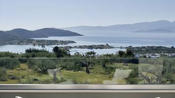 Suite estudio panorámica, vista al mar | Terraza o patio