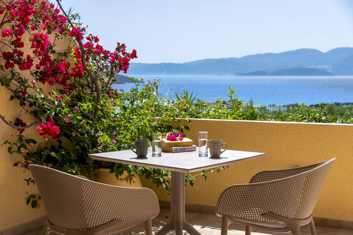 One Bedroom Apartment with Sea View | Utsikt fra balkong