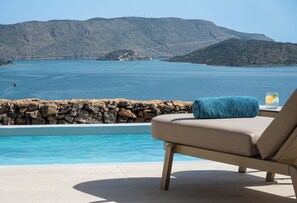Spinalonga Suite with Private pool and Sea view | 1 chambre, coffre-fort, décor unique, ameublement unique