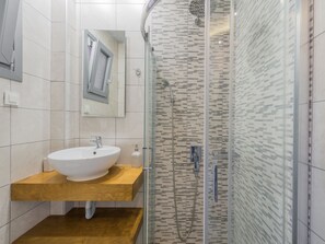 Monolocale comfort, 1 letto matrimoniale con divano letto, cucina | Bagno | Doccia, soffione a pioggia, set di cortesia gratuito, asciugacapelli