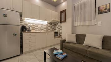 Departamento familiar, 2 habitaciones, Terraza, vista al patio | Cocina privada | Refrigerador, parrilla de estufa, cafetera y tetera y tetera eléctrica