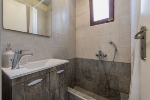 Familjelägenhet - 2 sovrum - terrass - utsikt mot innergården | Badrum | Dusch, regndusch, gratis toalettartiklar och hårtork