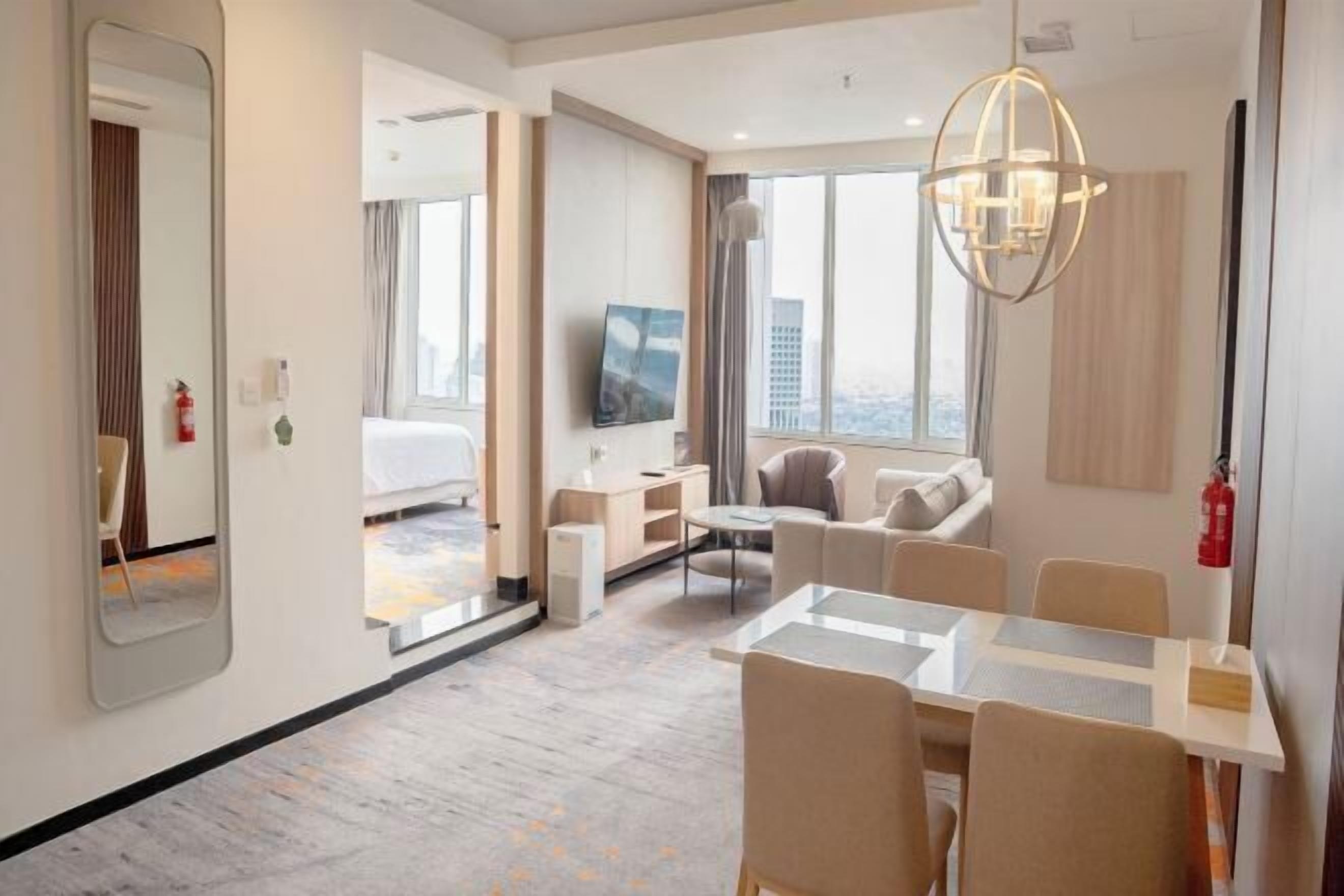 Minibar, värdeförvaringsskåp på rummet och skrivbord