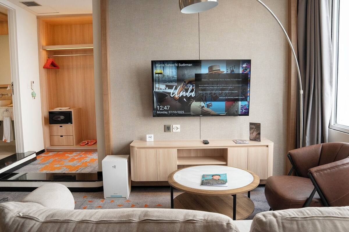 Suite | Minibar, brankas, meja kerja, dan tirai kedap cahaya