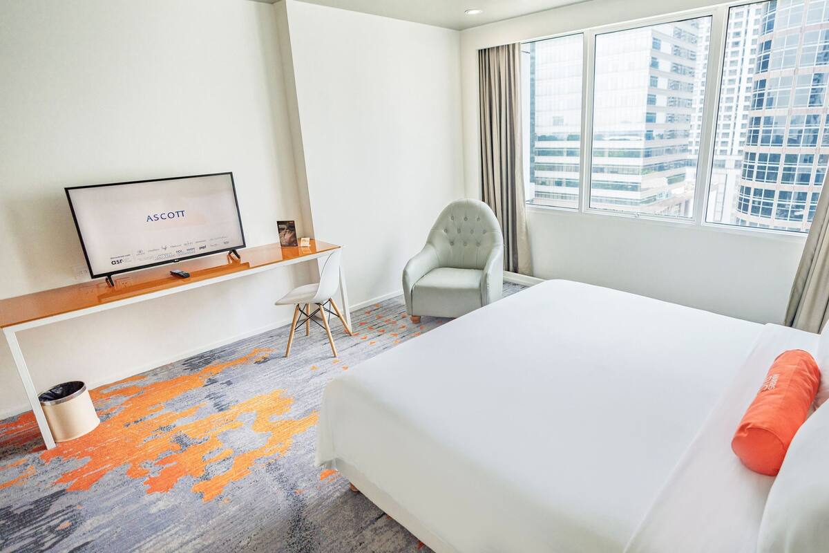 Minibar, brankas, meja kerja, dan tirai kedap cahaya