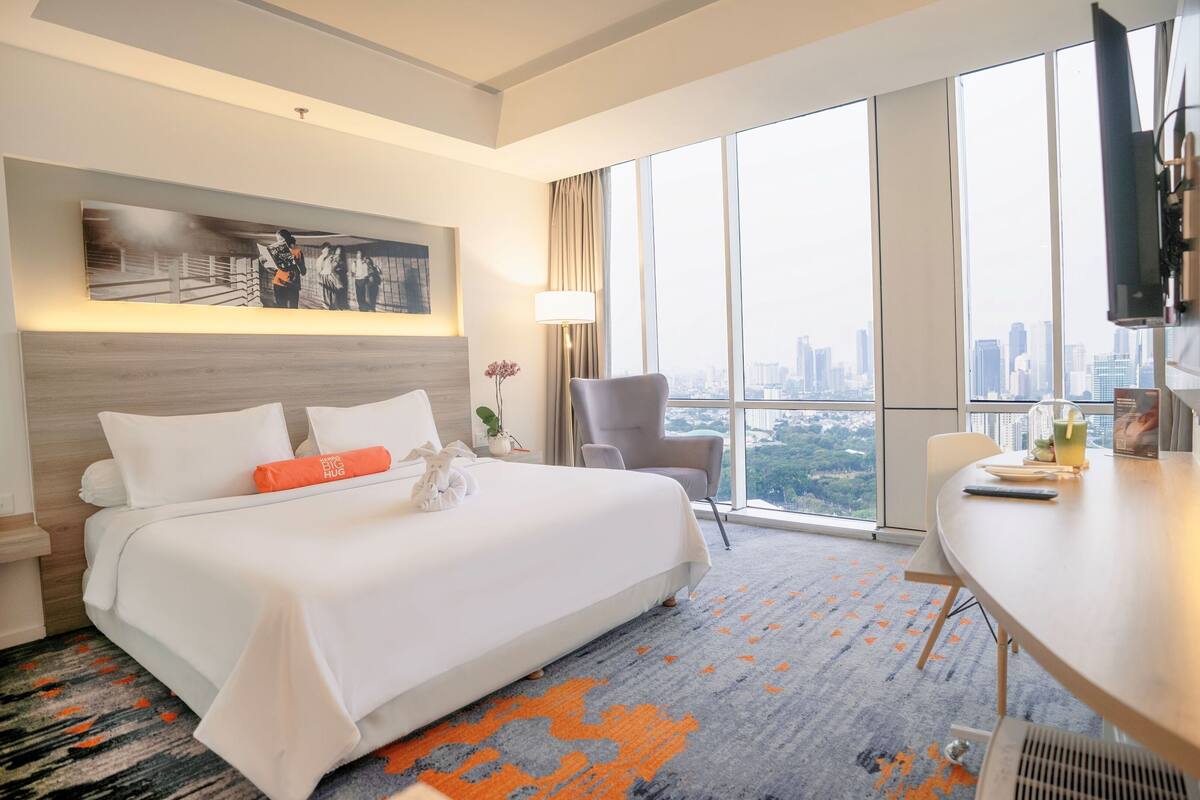 Kamar (Vibrant) | Minibar, brankas, meja kerja, dan tirai kedap cahaya
