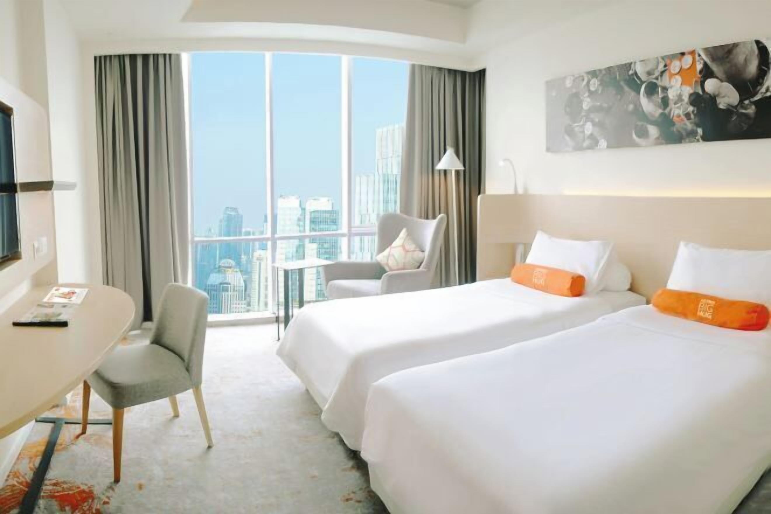 Minibar, värdeförvaringsskåp på rummet och skrivbord