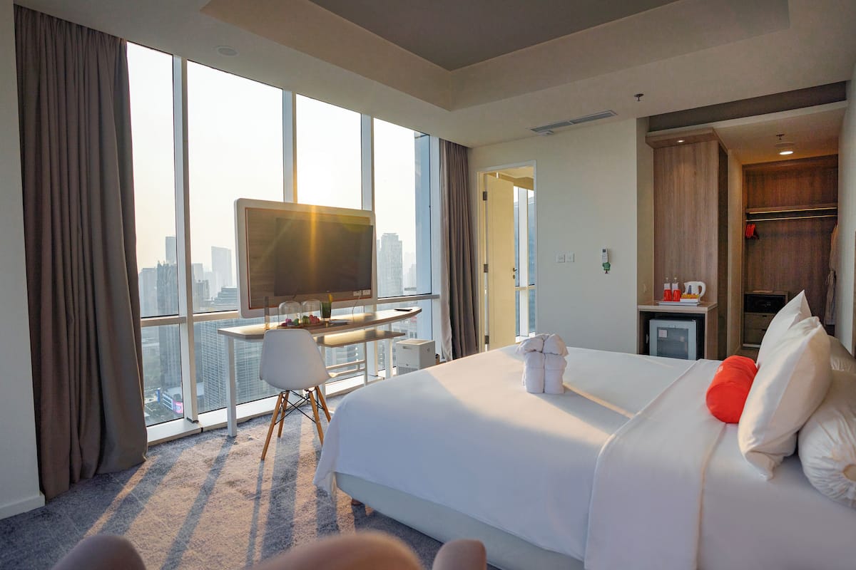 Kamar (Bright) | Minibar, brankas, meja kerja, dan tirai kedap cahaya