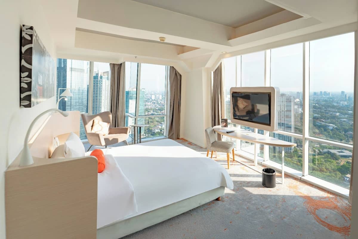 Bright Premier | Minibar, brankas, meja kerja, dan tirai kedap cahaya