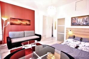 Apartment | Hochwertige Bettwaren, Zimmersafe, individuell dekoriert