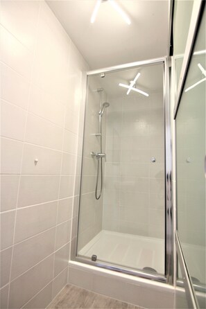 Apartment | Badezimmer | Dusche, Haartrockner, Handtücher