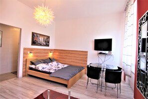 Apartment | Wohnzimmer | 32-Zoll-Flachbildfernseher mit Kabelempfang, Fernseher, DVD-Player