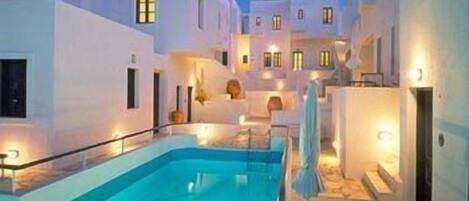 حمّام سباحة خارجي، مظلات على حمّام السباحة، مقاعد للتشمس