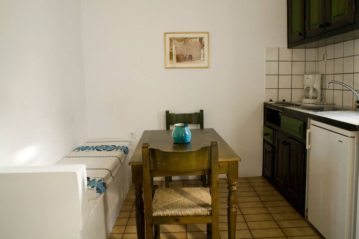 fridge, coffee/tea maker, electric kettle, cookware/dishes/utensils