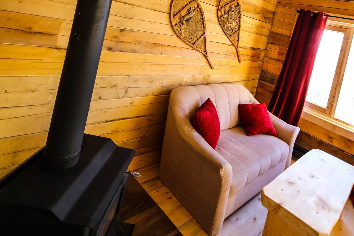 Deluxe Chalet, 1 Queen Bed, River View | Living area