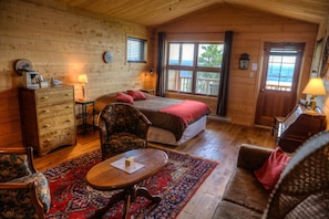 Deluxe Room, 1 Queen Bed | Living area
