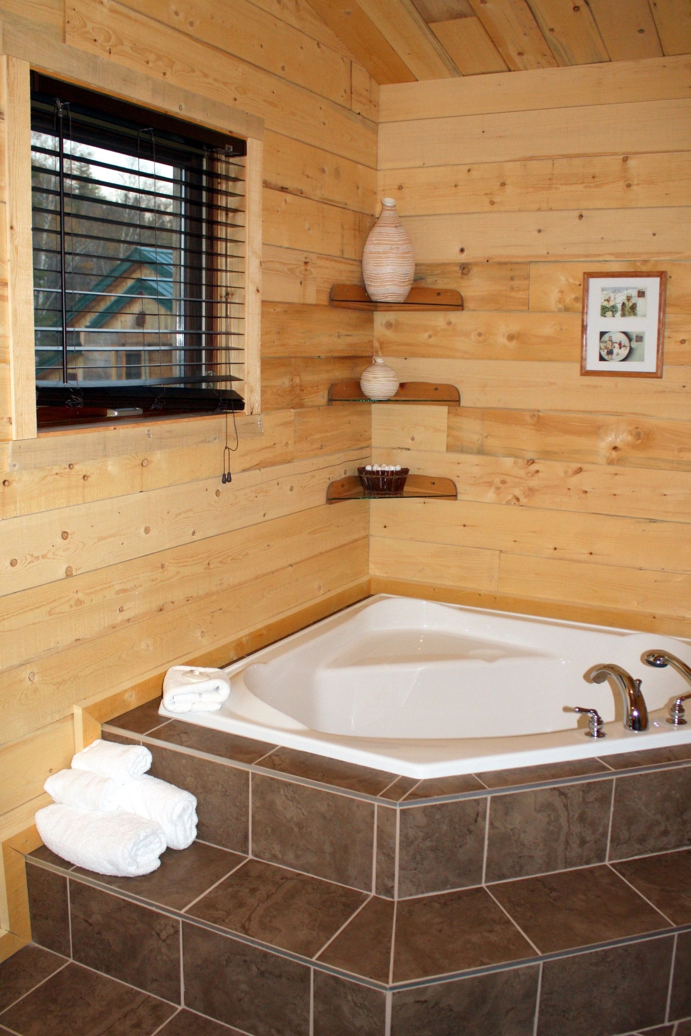 deluxe room, 1 queen bed | deep-soaking bathtub