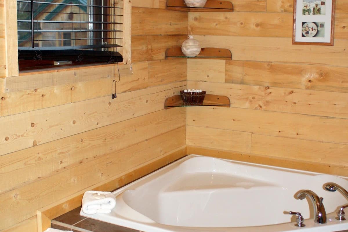 deluxe room, 1 queen bed | deep-soaking bathtub