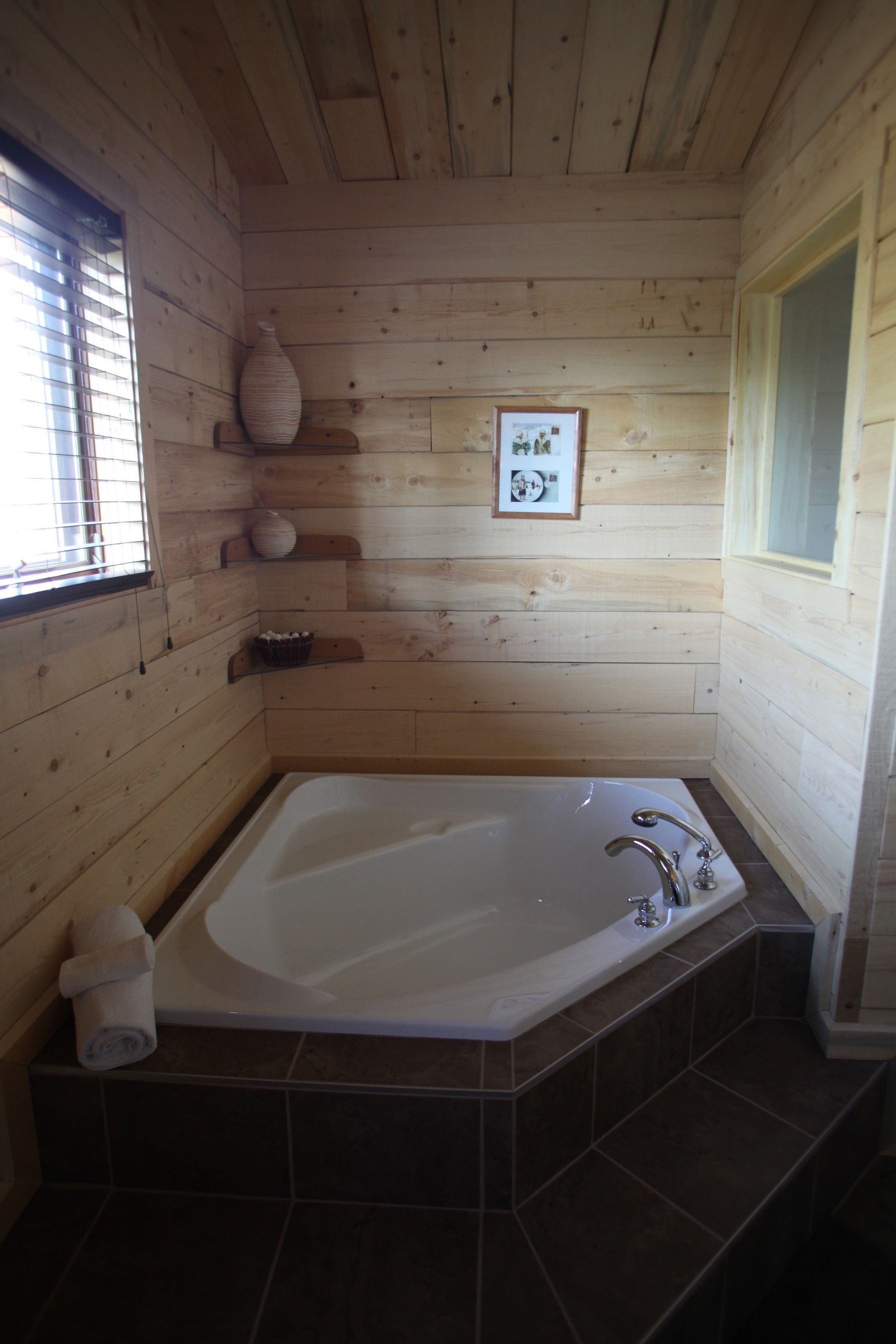 deluxe room, 1 queen bed | deep-soaking bathtub