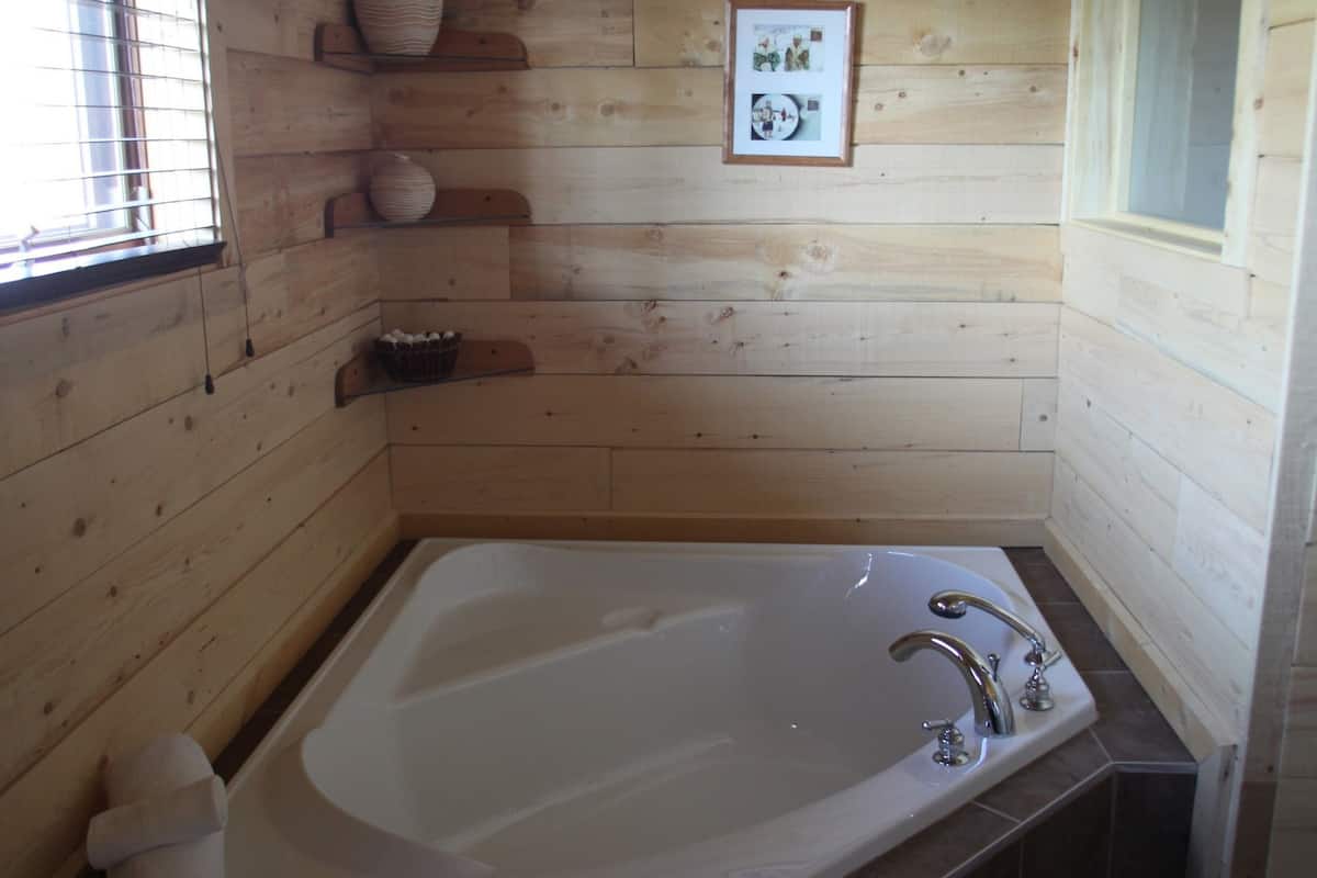 deluxe room, 1 queen bed | deep-soaking bathtub