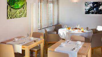 Tägliches Frühstücksbuffet gegen Gebühr