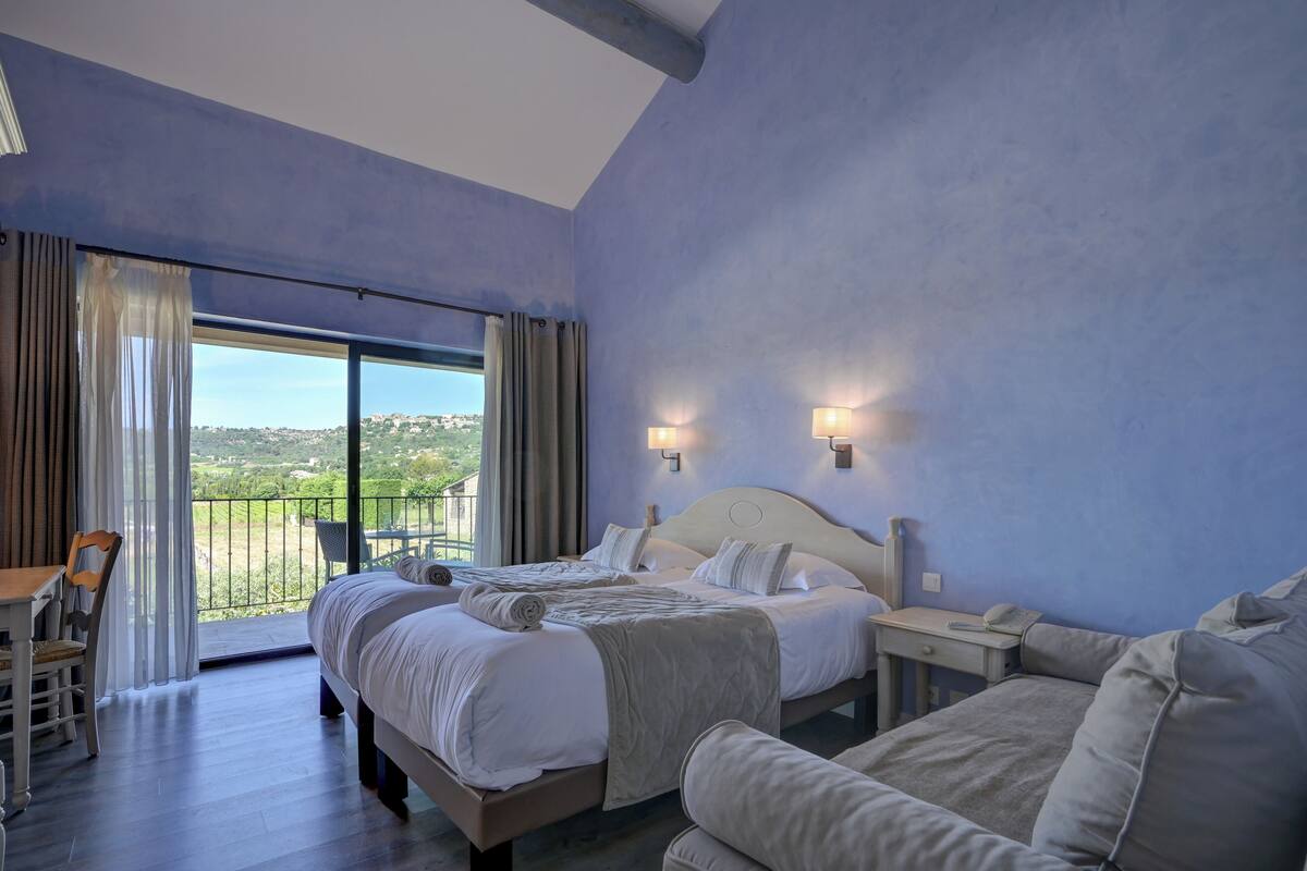 Camera Premium con 2 letti singoli | Biancheria da letto di alta qualità, minibar, una cassaforte in camera
